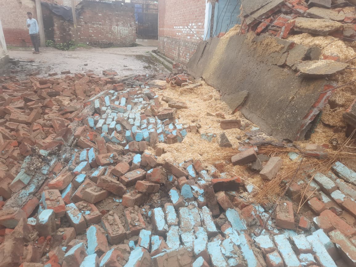 बारिश से कच्चा मकान भरभराकर गिरा,कोई हताहत नहीं